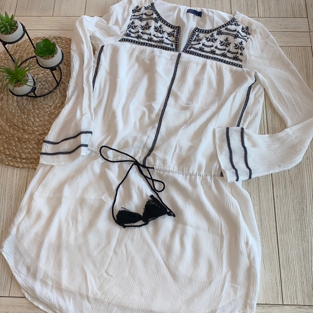 Gap white dress with black embroidered design size medium NWOT